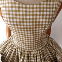 Charger l'image dans la galerie, 1950s - Adorable Green Olive/Brown Checked Pockets Dress - W27 (68cm)
