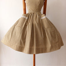 Charger l'image dans la galerie, 1950s - Adorable Green Olive/Brown Checked Pockets Dress - W27 (68cm)