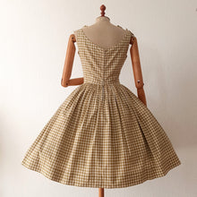 Charger l'image dans la galerie, 1950s - Adorable Green Olive/Brown Checked Pockets Dress - W27 (68cm)