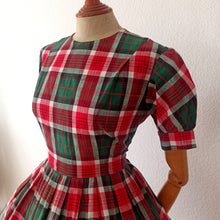 Charger l'image dans la galerie, 1950s - Adorable French Puff Sleeves Tartan Cotton Dress - W27.5 (70cm)