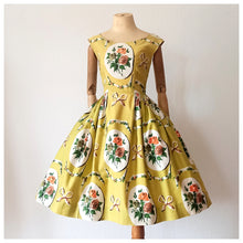 Charger l'image dans la galerie, 1950s - Trianon, France - Collector's Hanprinted Roses Dress - W24 (60cm)