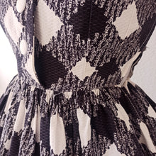 Charger l'image dans la galerie, 1950s - Stunning French Black & White Cotton Dress - W24 (60cm)
