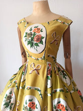 Charger l'image dans la galerie, 1950s - Trianon, France - Collector's Hanprinted Roses Dress - W24 (60cm)
