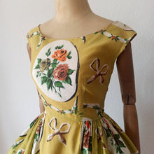Charger l'image dans la galerie, 1950s - Trianon, France - Collector's Hanprinted Roses Dress - W24 (60cm)