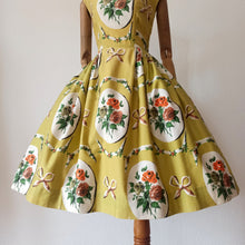 Charger l'image dans la galerie, 1950s - Trianon, France - Collector's Hanprinted Roses Dress - W24 (60cm)