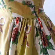 Charger l'image dans la galerie, 1950s - Trianon, France - Collector's Hanprinted Roses Dress - W24 (60cm)