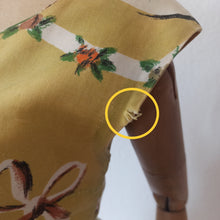 Charger l'image dans la galerie, 1950s - Trianon, France - Collector's Hanprinted Roses Dress - W24 (60cm)