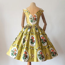 Charger l'image dans la galerie, 1950s - Trianon, France - Collector's Hanprinted Roses Dress - W24 (60cm)