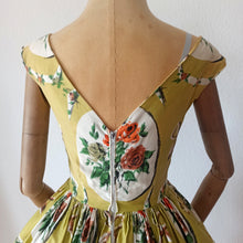 Charger l'image dans la galerie, 1950s - Trianon, France - Collector's Hanprinted Roses Dress - W24 (60cm)