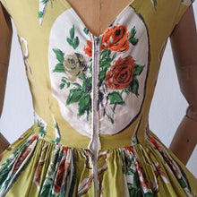 Charger l'image dans la galerie, 1950s - Trianon, France - Collector's Hanprinted Roses Dress - W24 (60cm)