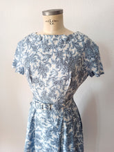 Cargar imagen en el visor de la galería, 1940s 1950s - Adorable Novelty Print Cotton Dress - W28 (72cm)