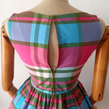Load image into Gallery viewer, 1950s - Adorable Colors Plaid Cotton Dress - W26 (66cm)