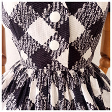 Charger l'image dans la galerie, 1950s - Stunning French Black & White Cotton Dress - W24 (60cm)