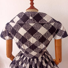 Charger l'image dans la galerie, 1950s - Stunning French Black & White Cotton Dress - W24 (60cm)