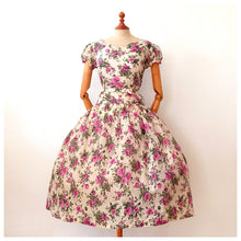 Cargar imagen en el visor de la galería, 1940s 1950s - Adorable Juliet Sleeves Floral Dress - W30 (76cm)