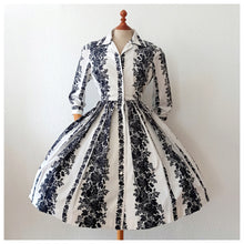 Charger l'image dans la galerie, 1950s - Spectacular Black Floral Print Cotton Dress - W29 (74cm)
