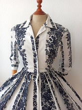 Charger l'image dans la galerie, 1950s - Spectacular Black Floral Print Cotton Dress - W29 (74cm)
