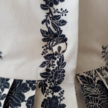 Charger l'image dans la galerie, 1950s - Spectacular Black Floral Print Cotton Dress - W29 (74cm)