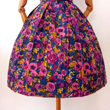 Cargar imagen en el visor de la galería, 1950s - Stunning Colors Floral Dress - W28.5 (72cm)