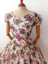 Cargar imagen en el visor de la galería, 1940s 1950s - Adorable Juliet Sleeves Floral Dress - W30 (76cm)
