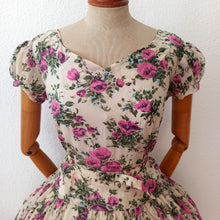 Cargar imagen en el visor de la galería, 1940s 1950s - Adorable Juliet Sleeves Floral Dress - W30 (76cm)