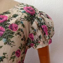 Cargar imagen en el visor de la galería, 1940s 1950s - Adorable Juliet Sleeves Floral Dress - W30 (76cm)