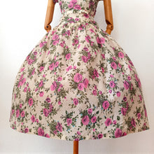 Cargar imagen en el visor de la galería, 1940s 1950s - Adorable Juliet Sleeves Floral Dress - W30 (76cm)