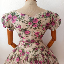 Cargar imagen en el visor de la galería, 1940s 1950s - Adorable Juliet Sleeves Floral Dress - W30 (76cm)