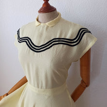 Charger l'image dans la galerie, 1940s 1950s - Gorgeous Yellow Smoked Cotton Dress - W29 (74cm)