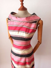 Carica l'immagine nel visualizzatore di Gallery, 1950s 1960s - Stunning Pink & Grey Silk Dress - W26 (66cm)