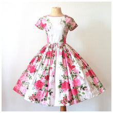 Charger l'image dans la galerie, 1950s - AMC Fashions - Stunning Roseprint Dress - W24 (62cm)