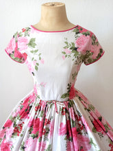 Charger l'image dans la galerie, 1950s - AMC Fashions - Stunning Roseprint Dress - W24 (62cm)