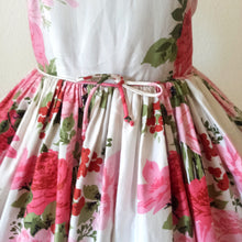 Charger l'image dans la galerie, 1950s - AMC Fashions - Stunning Roseprint Dress - W24 (62cm)