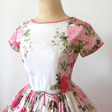 Charger l'image dans la galerie, 1950s - AMC Fashions - Stunning Roseprint Dress - W24 (62cm)