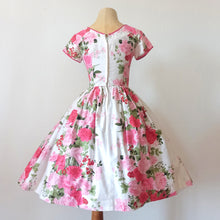 Charger l'image dans la galerie, 1950s - AMC Fashions - Stunning Roseprint Dress - W24 (62cm)