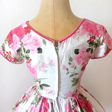 Charger l'image dans la galerie, 1950s - AMC Fashions - Stunning Roseprint Dress - W24 (62cm)