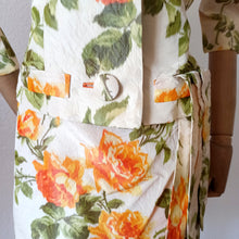 Charger l'image dans la galerie, 1950s - André Ghékière, Cannes - Exquisite Roseprint Jacket & Dress Set - W26 (66cm)