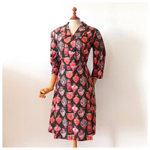 Charger l'image dans la galerie, 1960s - Stunning Green Ancient Vessels Novelty Cotton Dress - W31 (78cm)