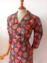 Charger l'image dans la galerie, 1960s - Stunning Green Ancient Vessels Novelty Cotton Dress - W31 (78cm)