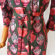 Charger l'image dans la galerie, 1960s - Stunning Green Ancient Vessels Novelty Cotton Dress - W31 (78cm)
