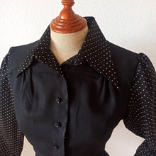 Laden Sie das Bild in den Galerie-Viewer, 1960s Does 1940s - Black Dotted Crepe Blouse - W27 (68cm)