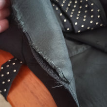 Laden Sie das Bild in den Galerie-Viewer, 1960s Does 1940s - Black Dotted Crepe Blouse - W27 (68cm)