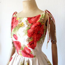 Charger l'image dans la galerie, 1950s - Stunning Spaghetti Straps Poppies Dress - W24 (60cm)