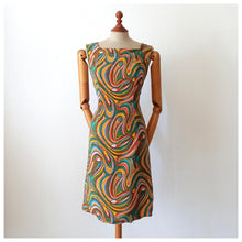 Carica l'immagine nel visualizzatore di Gallery, 1960s - Groovy Colors Rayon Dress - W32 (82cm)
