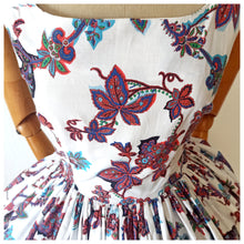 Charger l'image dans la galerie, 1950s - Spectacular Organic Floral Print Cotton Dress - W26 (66cm)