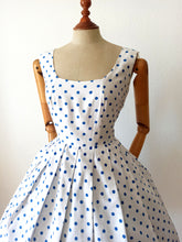 Carica l'immagine nel visualizzatore di Gallery, 1950s - Adorable Iconic Blue Dots Cotton Dress - W28 (72cm)