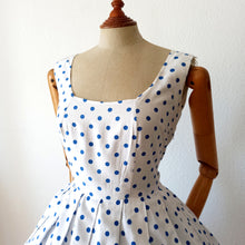 Carica l'immagine nel visualizzatore di Gallery, 1950s - Adorable Iconic Blue Dots Cotton Dress - W28 (72cm)