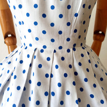 Carica l'immagine nel visualizzatore di Gallery, 1950s - Adorable Iconic Blue Dots Cotton Dress - W28 (72cm)