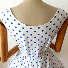 Carica l'immagine nel visualizzatore di Gallery, 1950s - Adorable Iconic Blue Dots Cotton Dress - W28 (72cm)