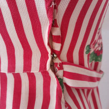 Cargar imagen en el visor de la galería, 1940s - Cute Candy Stripes Floral Cotton Dress - W30 (76cm)